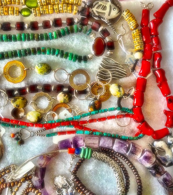 Comment créer des bijoux en résine avec des fleurs séchées ?